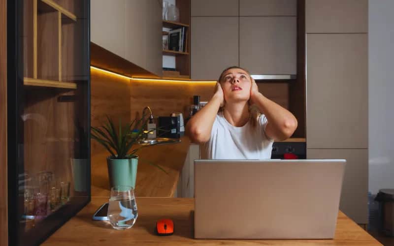 Masz uciążliwego sąsiada? Oto jak odzyskać spokój i kontrolę!